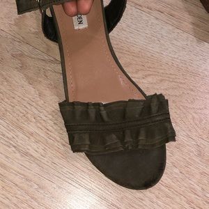 Steve madden green ruffle sandals